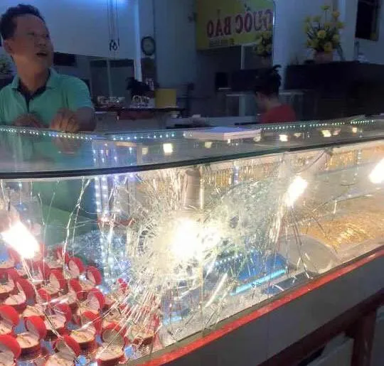 Tạm giữ người bịt mặt lao vào tiệm vàng cướp