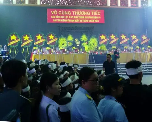 Nghẹn ngào tiễn biệt các đồng chí phi công và thành viên tổ bay CASA-212
