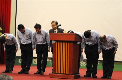 Formosa Hà Tĩnh leaders apologise for the incident on Wednesday. (Photo: VNA)