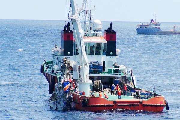 Vessel 926 retrieving CASA-212 wreckage (Photo: MND)