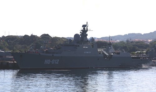 A naval ship docks at Cam Ranh Port, expected to become Vietnam’s biggest sea port in terms of wharf length. (Photo: VNA)