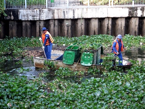 Environment staff clean up water hyacinth in the Nhiêu Lộc-Thị Nghè Canal. The biggest cleanup challenge is the polluted canal network and will require a large investment to be completed. — VNA/VNS Photo Hoàng Hải
