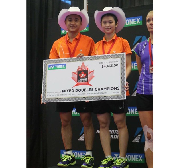 Tuan Duc and Nhu Thao win the mixed double champions of Canada Open Badminton Tournament. (Photo:SGGP)
