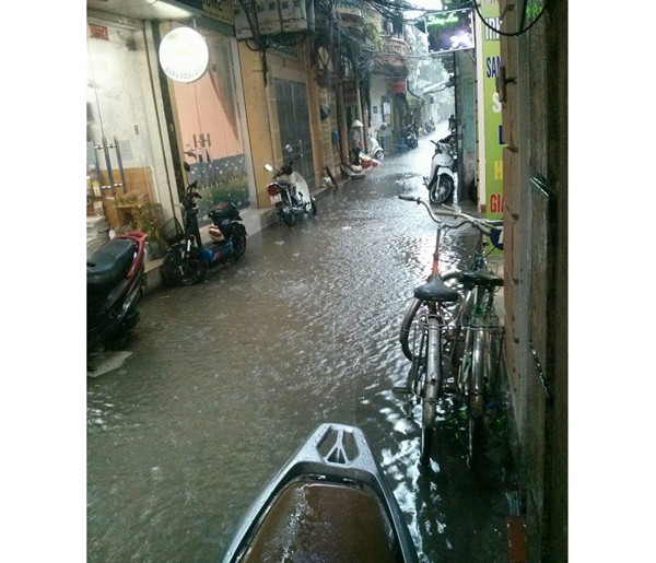 Heavy rain floods houses in Hanoi. (Photo:SGGP)