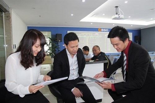 Traders at BIDV Securities Corp (Photo: VNA)