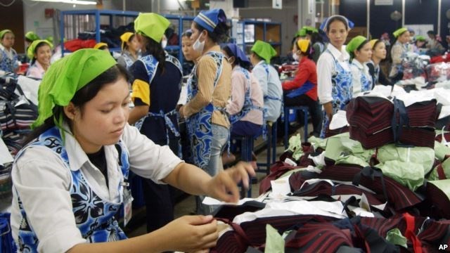 Cambodians work inside a factory in Phnom Penh. (Photo:voanews.com)