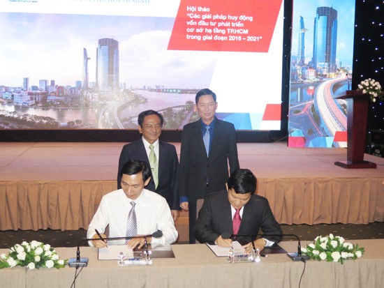 The signing ceremony of the set of rules between HFIC and the Department of Transport (Photo: SGGP)
