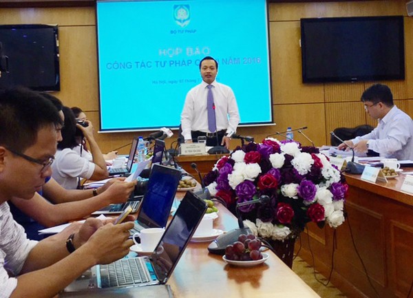 Deputy Justice Minister Tran Tien Dung answers press queries at the conference (Photo: SGGP)