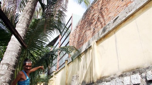 The wall of Khánh Hòa Khatoco Tobacco Factory in Nha Trang City’s Đắc Lộc Industrial Zone is about 1.2 metres away from local residents’ houses. – Photo tuoitre.vn