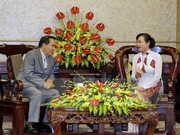 Chairwoman of the city’s People’s Council Nguyen Thi Quyet Tam and Chairman of the LFNC’s Vientiane chapter Bounthieng Khounsy(Source:VNA)