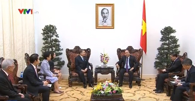 Prime Minister Nguyễn Xuân Phúc hosted a reception for the Chairman of the Thai Charoen Corporation (TCC) Charoen Sirivadhanabhakdi in Hà Nội yesterday. Photo VTV