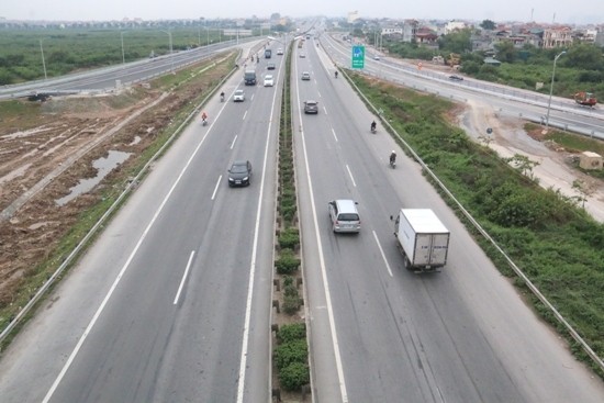 The completion of the North-South highways is not only a prerequisite for the construction of other highways throughout the country, but is also necessary to realise the target of building at least 2,000km of highways by 2020. (Photo: mt.gov.vn)