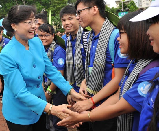 Chairwoman of HCMC People's Council Nguyen Thi Quyet Tam praises volunteers at the launching ceremony. (Photo: SGGP)