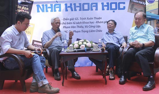 The exchange program between Prof. Trinh Xuan Than with the city's readers takes place at Book Street in Nguyen Van Binh Street, distict 1, HCMC (Photo:SGGP)