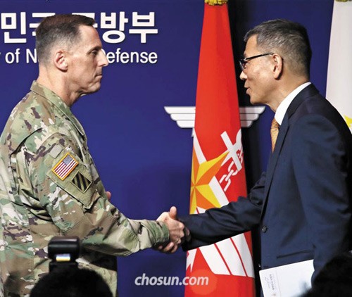 Deputy Defense Minister Yoo Jeh-seung (right) shakes hands with U.S. Forces Korea Chief of Staff Lt. Gen. Thomas Vandal after a press conference in Seoul on Friday.