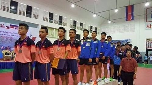 Tennis players receive medals (Photo: VNA)