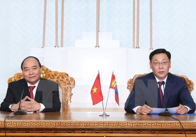 Prime Minister Nguyen Xuan Phuc (L) and his Mongolian counterpart Jargaltulga Erdenebat at the joint press conference (Source: VNA)