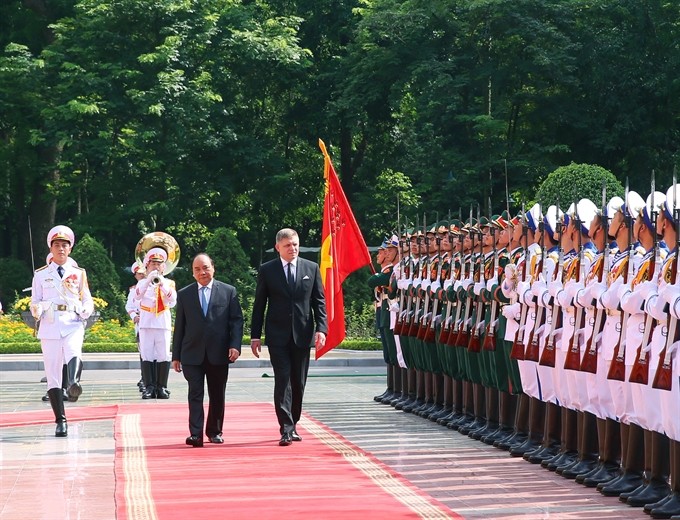 Prime Minister Nguyễn Xuân Phúc and his Slovakian counterpart Robert Fico reviewing an honour guard in Ha Noi yesterday.