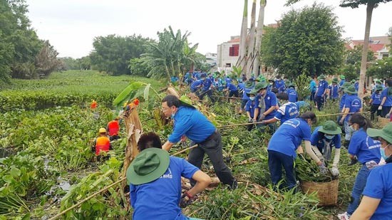 Volunteers clean up drainage canal. (Photo:SGGP)