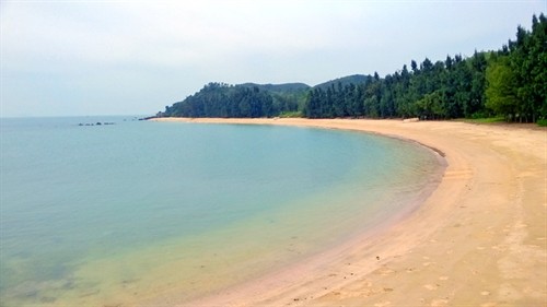 Relaxing: Sandy beaches, transparent water and gentle waves indulge tourists.