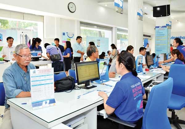 Customers register services at VNPT