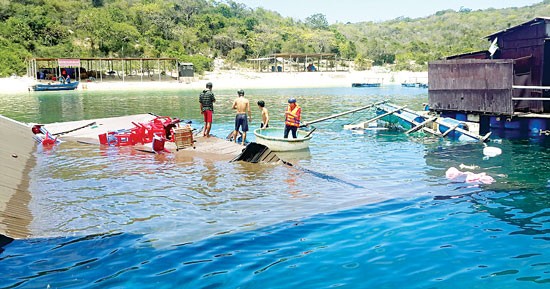 The scene of the floating raft sinking in Vinh Hy Bay (Photo: SGGP)