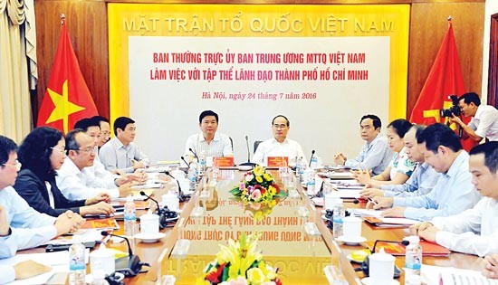 The standing committee of the Vietnam Fatherland Front works with HCMC leaders on smart city development on July 25 (Photo: SGGP)