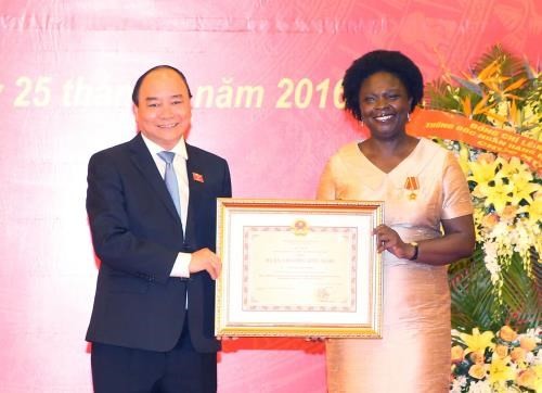 Prime Minister Nguyen Xuan Phuc presents the Friendship Order to Victoria Kwakwa, Regional Vice President for East Asia and the Pacific of the World Bank (WB) (Source: VNA)