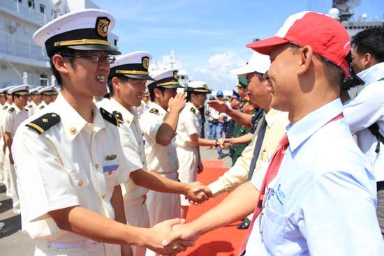 Representatives from the Vietnam Marine Police Department, Border Guard Command and Da Nang People’s Committee received the Japanese guests. (Photo: sggp) The crew of Japan Coast Guard Training Vessel, Kojima (Photo:: Sggp)