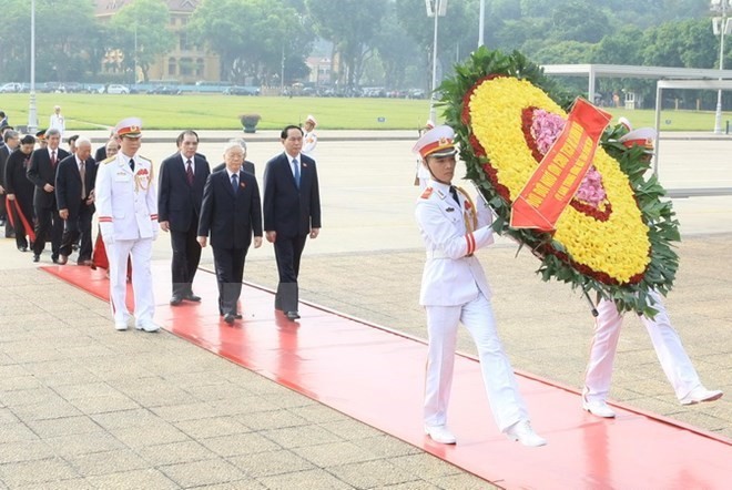 Top Vietnamese leaders pay tribute to late President Ho Chi Minh (Source: VNA)