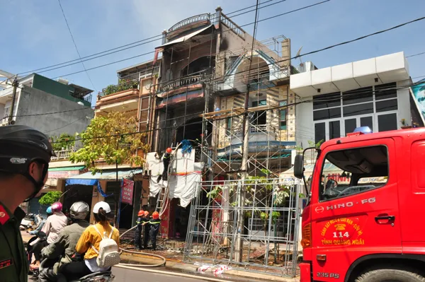 Thợ hàn bất cẩn, một tiệm bán tranh ảnh bị thiêu rụi