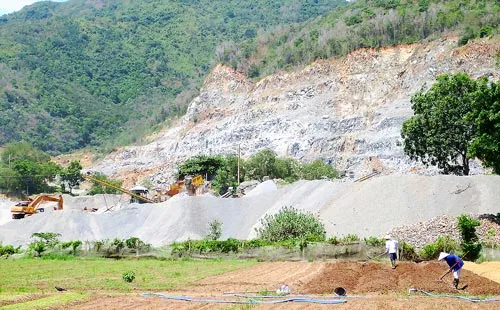 Mỏ đá nổ, làm khổ dân
