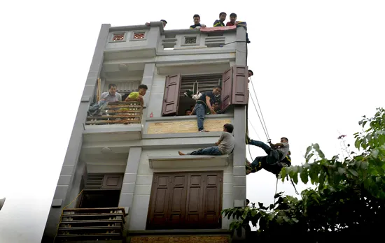 Giải cứu kịp thời người đàn ông định nhảy lầu