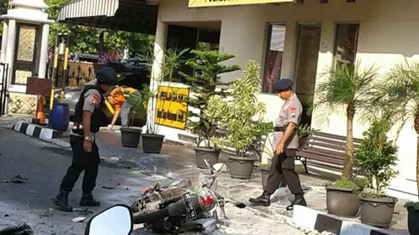 Đánh bom tự sát tại đồn cảnh sát Indonesia