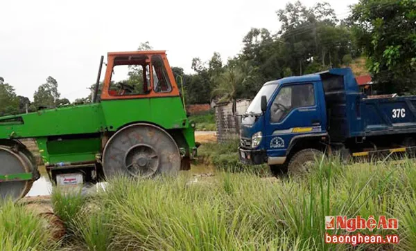 Nghịch xe lu, 1 cháu bé tử vong, 1 cháu bị thương