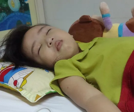 Bé lớp lá mắc ung thư máu và u thận