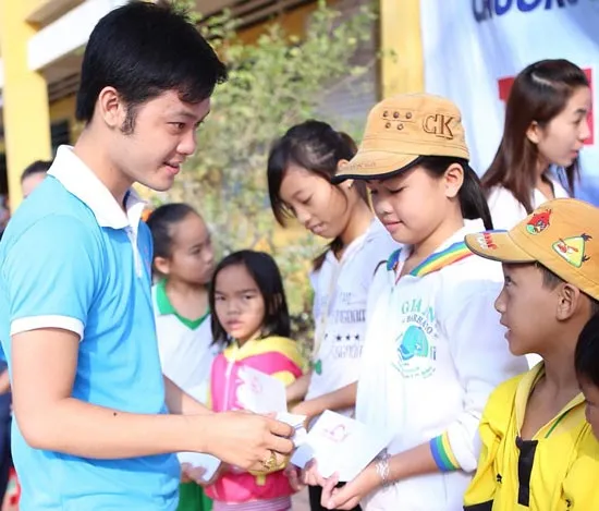 Thầy giáo trẻ mê làm từ thiện