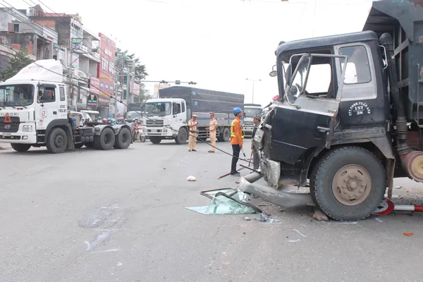 Xe tải lao lên dải phân cách, tài xế kẹt cứng trong cabin