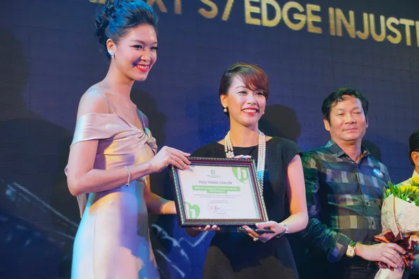 360 triệu đồng từ đấu giá Samsung Galaxy S7 edge Injustice dành tặng Quỹ Hiểu về trái tim