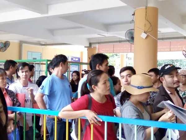 Xếp hàng qua đêm xin con học lớp mầm
