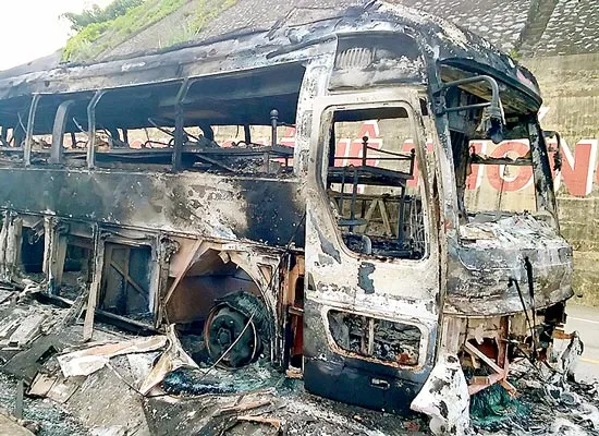 Đang lưu thông, xe khách bất ngờ cháy rụi