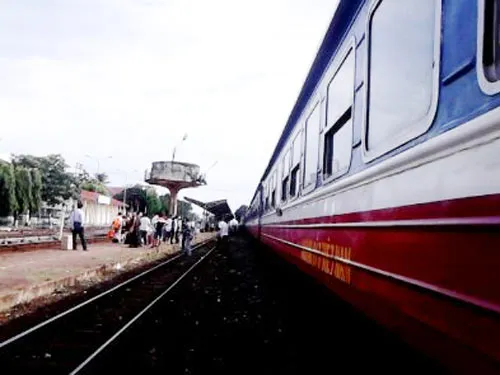 Xe lửa chết máy, đường sắt Bắc – Nam bị ngưng trệ