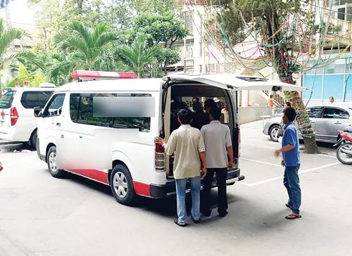 Luật “ngầm” xe cứu thương ở bệnh viện