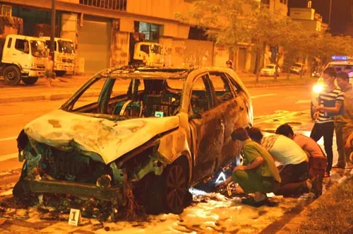 Ô tô tông và kéo lê xe máy gây cháy, 1 người tử vong