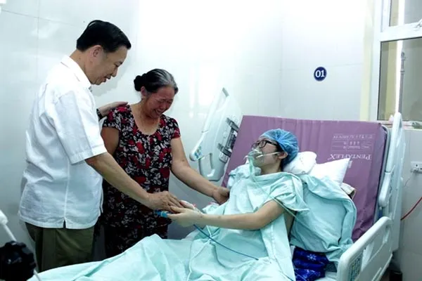 Bộ trưởng Bộ Công an thăm, động viên "bà mẹ dũng cảm"