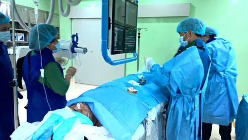 Bất hợp lý bệnh viện tư, công