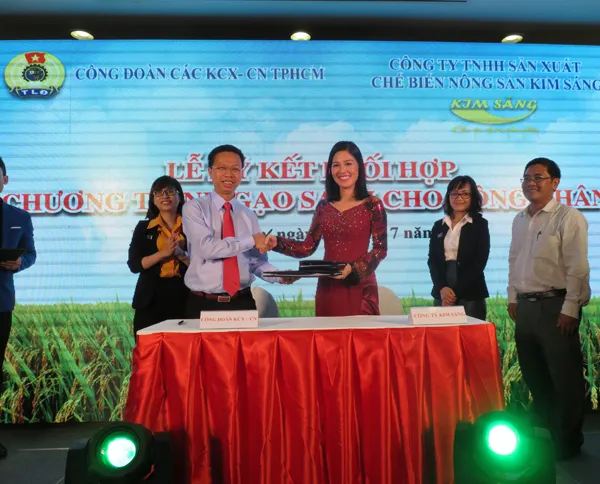 Công nhân được mua gạo sạch trả tiền sau và giảm giá 15%