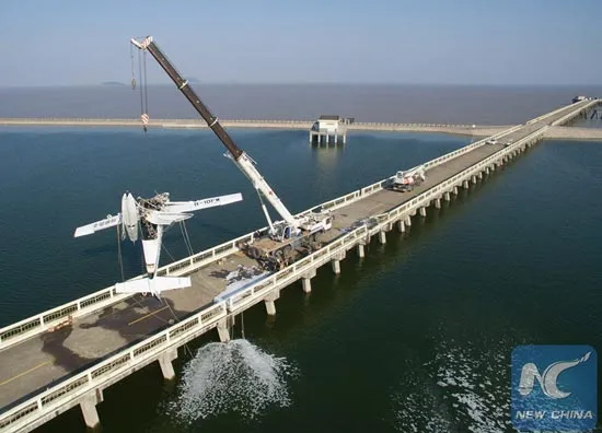 Thủy phi cơ đâm vào cầu ở Trung Quốc, 5 người chết