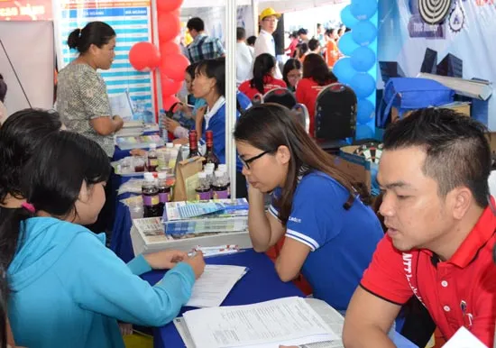Hàng ngàn thí sinh tham gia Ngày hội tư vấn xét tuyển ĐH-CĐ 2016