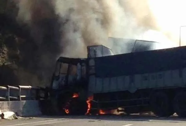 Nhiều tai nạn ô tô, 8 người thương vong